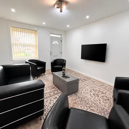 Families Or Groups For 3 With Driveway, Fast Wifi, & Full Kitchen - Near A660 & Centre *