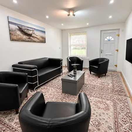 Families Or Groups For 3 With Driveway, Fast Wifi, & Full Kitchen - Near A660 & Centre Holiday home Leeds (West Yorkshire)
