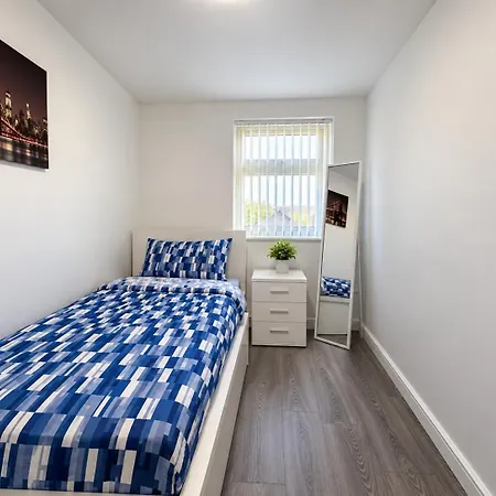 Families Or Groups For 3 With Driveway, Fast Wifi, & Full Kitchen - Near A660 & Centre * Leeds (West Yorkshire)